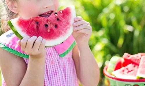 小孩吃瓜看桃,瓜果飘香，桃李满园