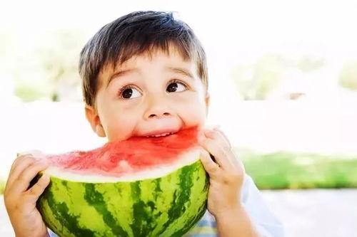 小孩吃瓜看桃,瓜果飘香，桃李满园