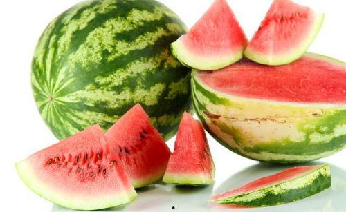 故作矜持吃瓜,揭秘娱乐圈的“假面”生活