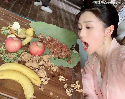 白鹿吃瓜现场图片