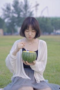 女生夏天吃瓜视频,女生吃瓜视频解锁夏日消暑新潮流