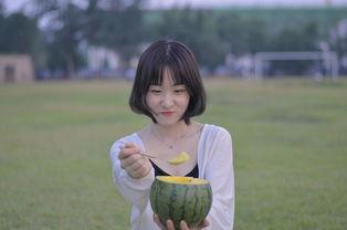 女生夏天吃瓜视频,女生吃瓜视频解锁夏日消暑新潮流