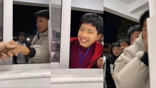 学生围观吃瓜视频,揭秘学生吃瓜视频背后的热点现象