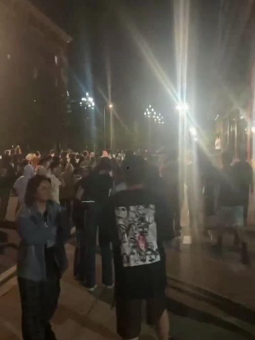 学生围观吃瓜视频,揭秘学生吃瓜视频背后的热点现象