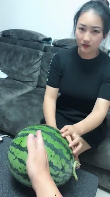 吃瓜撞头,一场意外的“瓜界”风波