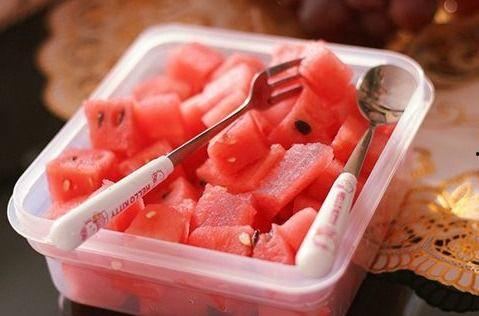 食堂喂奶吃瓜,妈妈喂奶宝宝吃瓜欢乐多